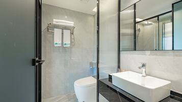 Habitación básica doble, vista a la ciudad | Lavabo en el baño