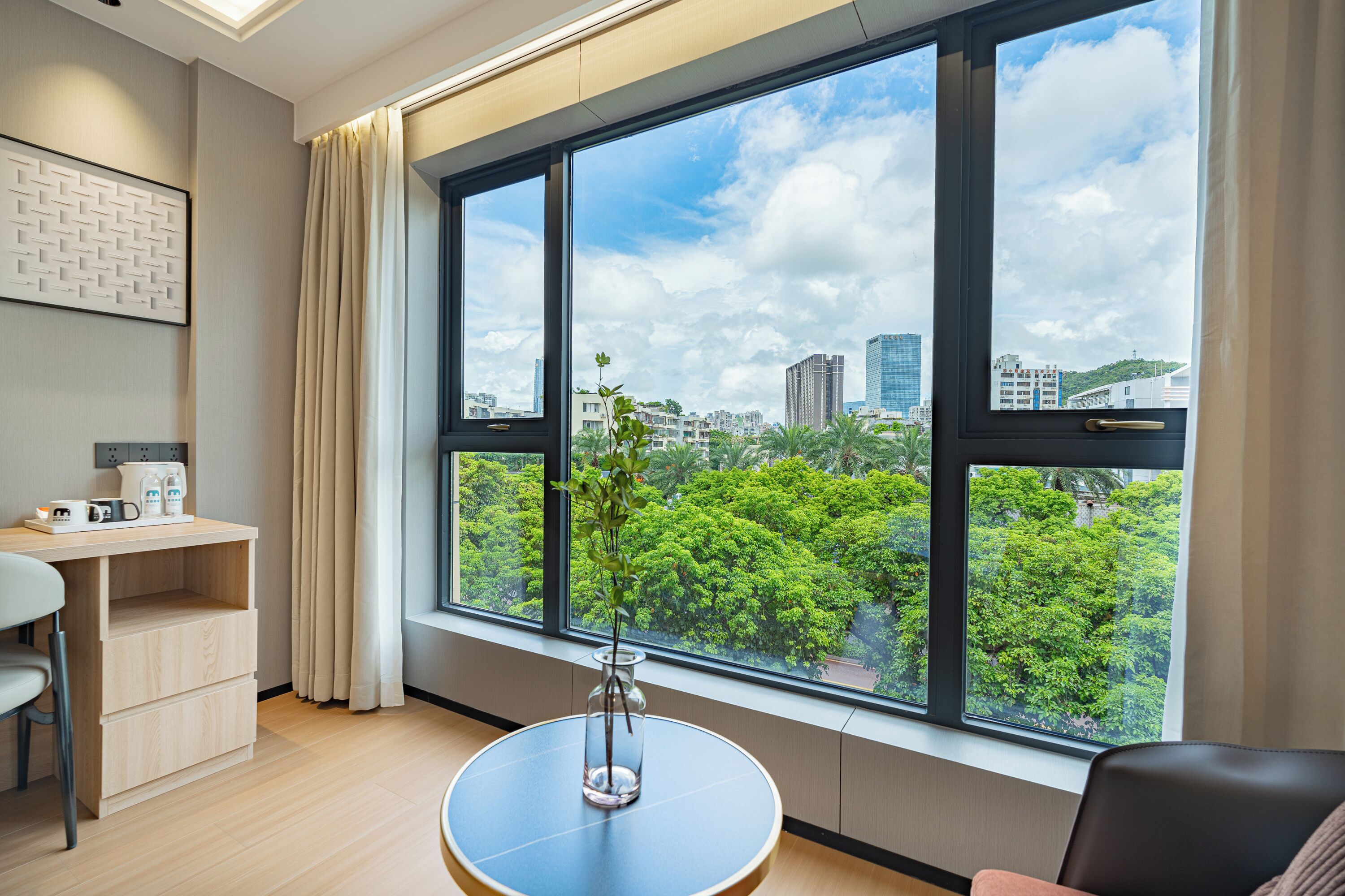 Habitación empresarial doble, vista a la ciudad | Espacio para trabajar con laptop, wifi gratis y ropa de cama 