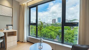 Habitación Business doble, vistas a la ciudad | Espacio para trabajar con un portátil, wifi gratis, ropa de cama