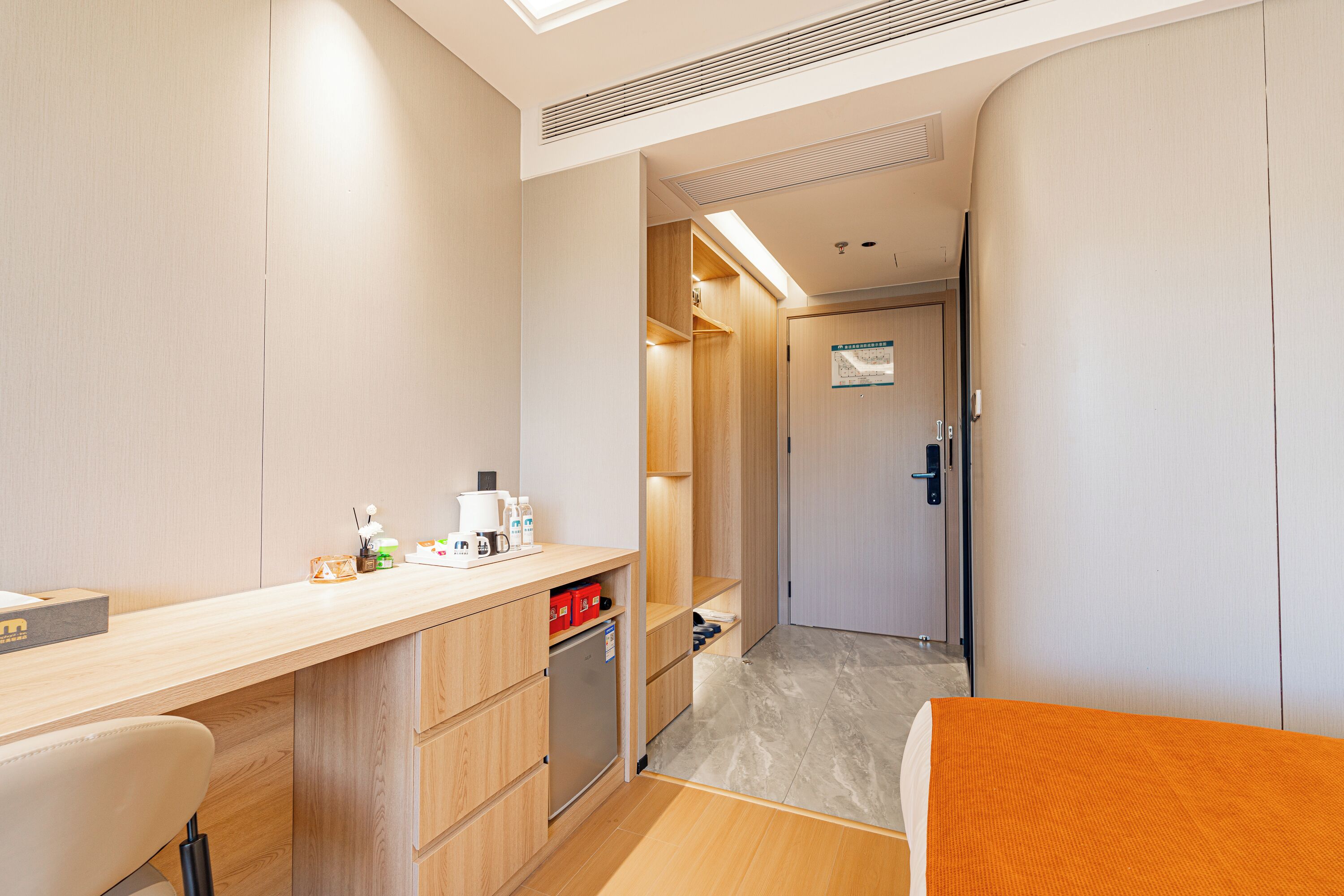 Ein Hotelzimmer mit einem Holztisch, einem Bett und einem Kleiderschrank.