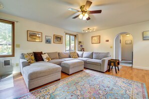 TV, fireplace, books - Fire Pit + Mountain Views: Outdoorsy PNW Escape (Gold Bar)