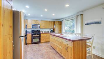 Fridge, microwave, stovetop, dishwasher