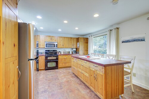 Fire Pit + Mountain Views: Outdoorsy PNW Escape