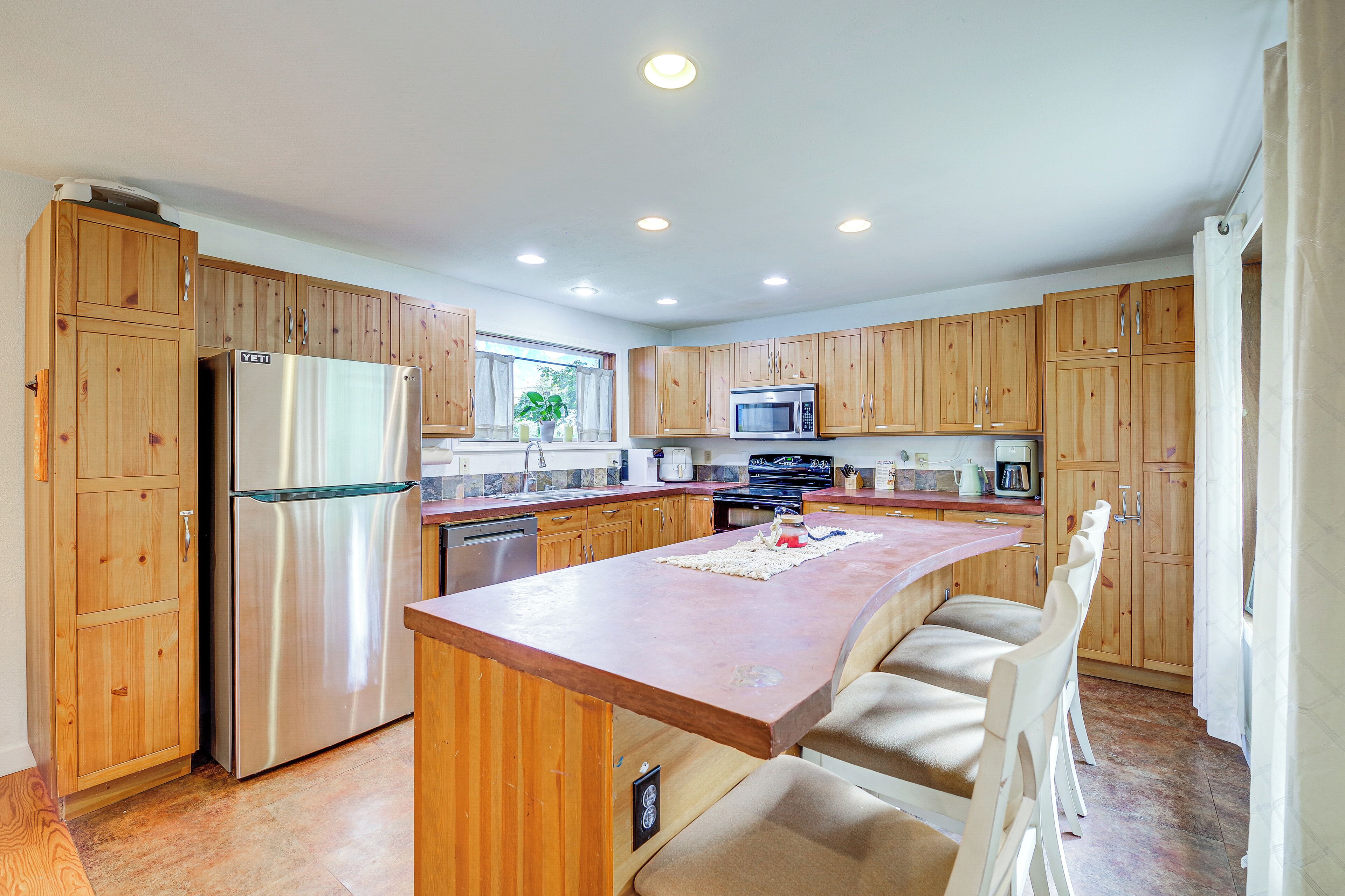 Fridge, microwave, stovetop, dishwasher