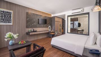 Suite Room Cityview with Bathtub | Premium bedding, down comforters, memory foam beds, minibar