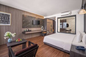 Suite Room Cityview with Bathtub | Premium bedding, down comforters, memory foam beds, minibar