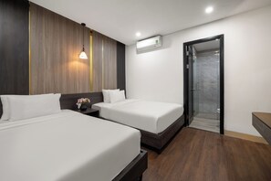 Superior Double Room No Window | Seprai premium, selimut bulu angsa, busa memori, dan minibar
