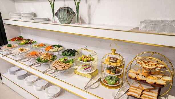 Un bufé con diversos alimentos y utensilios.
