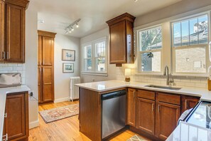 Køleskab, mikrobølgeovn, kogeplade, opvaskemaskine