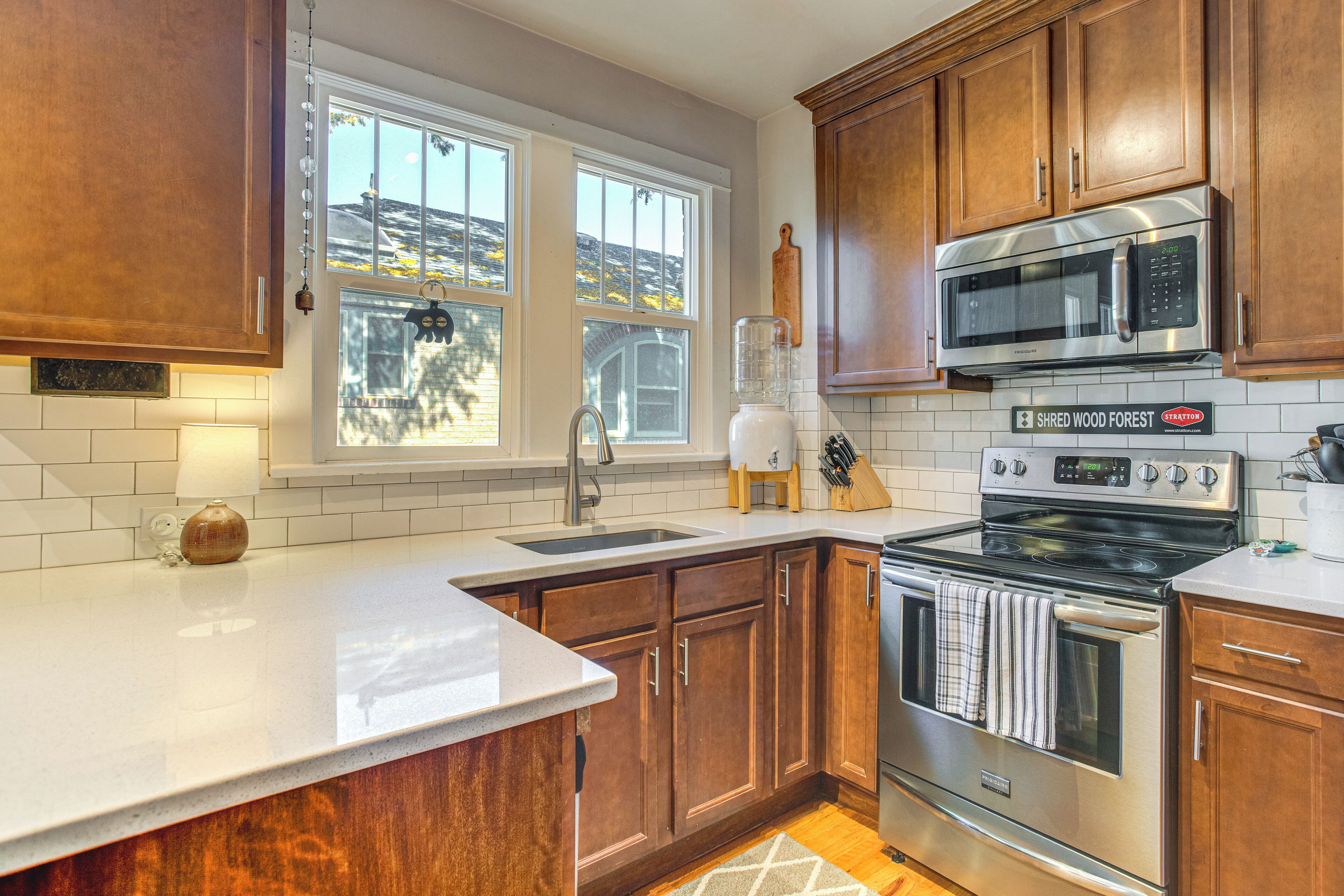 Fridge, microwave, stovetop, dishwasher