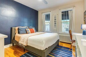 3 bedrooms, desk, iron/ironing board, travel cot - Denver Business & Work Home Base in Congress Park! (Denver)