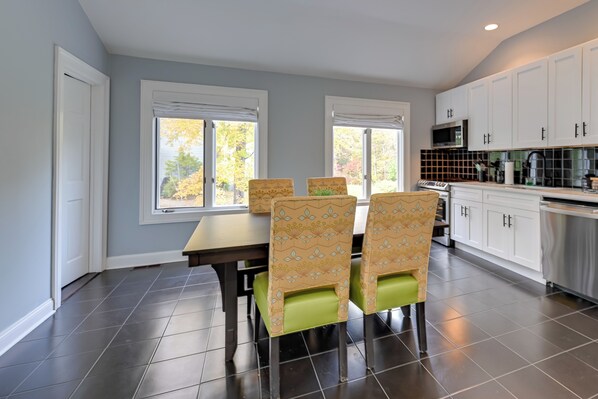 Refrigerador, microondas, parrilla de estufa y cafetera y tetera