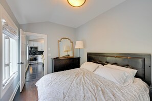 1 غرفة نوم ومكتب وخدمة الإنترنت وملاءات أسرّة