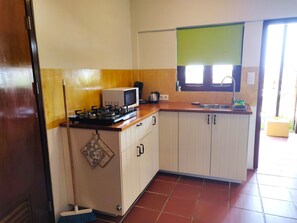 Fridge, coffee/tea maker, electric kettle, cookware/dishes/utensils - Villa Topzicht - Studio Starbright (Willemstad)