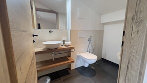 Bruser, hårtørrer, håndklæder, Toiletpapir