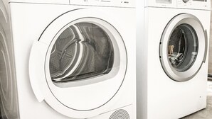 Zwei weiße Siemens Waschmaschinen mit Frontlader und Bedienfeldern, nebeneinander platziert.
