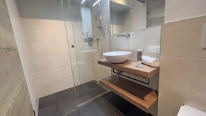 Dusche, Haartrockner, Handtücher, Toilettenpapier