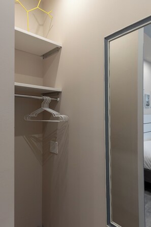 Appartement, 2 chambres, balcon | Armoire