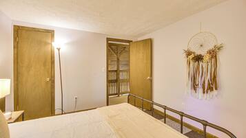 3 bedrooms, iron/ironing board, internet, bed sheets