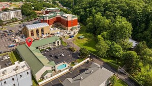Et hotel med stor parkeringsplads, swimmingpool og udsigt til de omkringliggende bjerge.