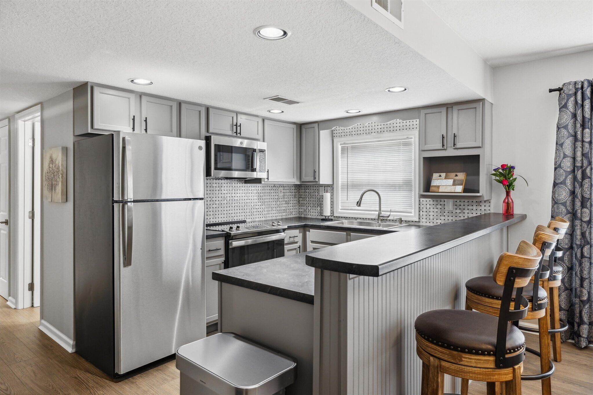 Coffee/tea maker, fridge, microwave, oven
