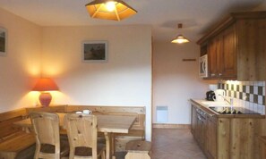 Dining - Lovely 3-room Apartment for 4 People in Meribel Village, Close to the Slopes and the Shops of Meribel Village (Les Allues)