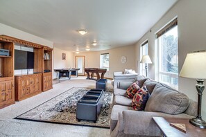 تلفزيون، تنس طاولة، كُتُب، ستيريو