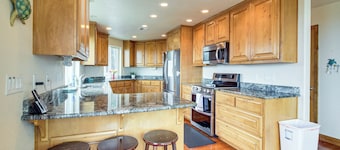 Groups Welcome! Ocean-View Escape in Gold Beach