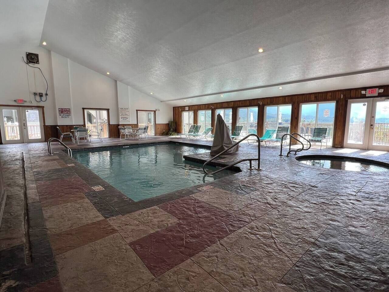 屋内プール、温水プール