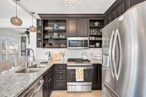 Kjøleskap, mikrobølgeovn, kokeplater og oppvaskmaskin