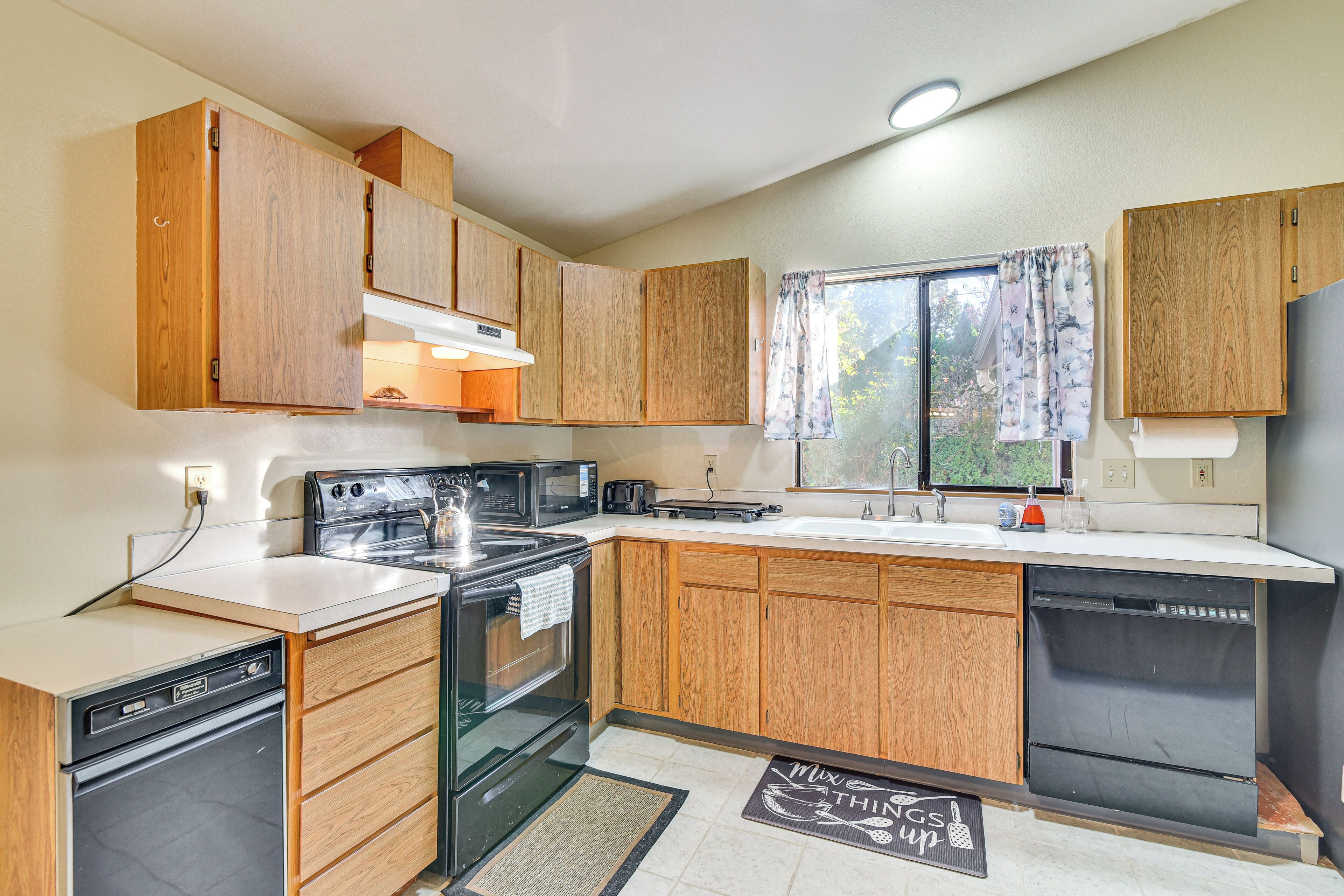 Fridge, microwave, stovetop, dishwasher