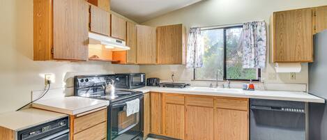 Fridge, microwave, stovetop, dishwasher