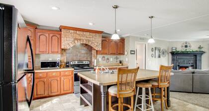 Quiet Family Home in Headland w/ Games & Yard