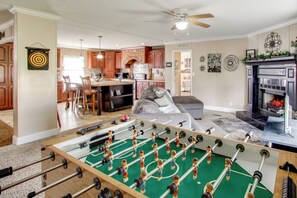 Fernseher, Kamin, Tischfußball, Bücher