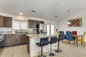 Een koelkast, een microgolfoven, een kookplaat, een vaatwasser