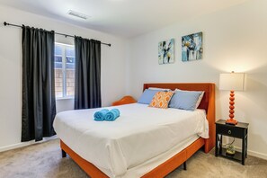 3 slaapkamers, een bureau, een strijkplank/strijkijzer, internet