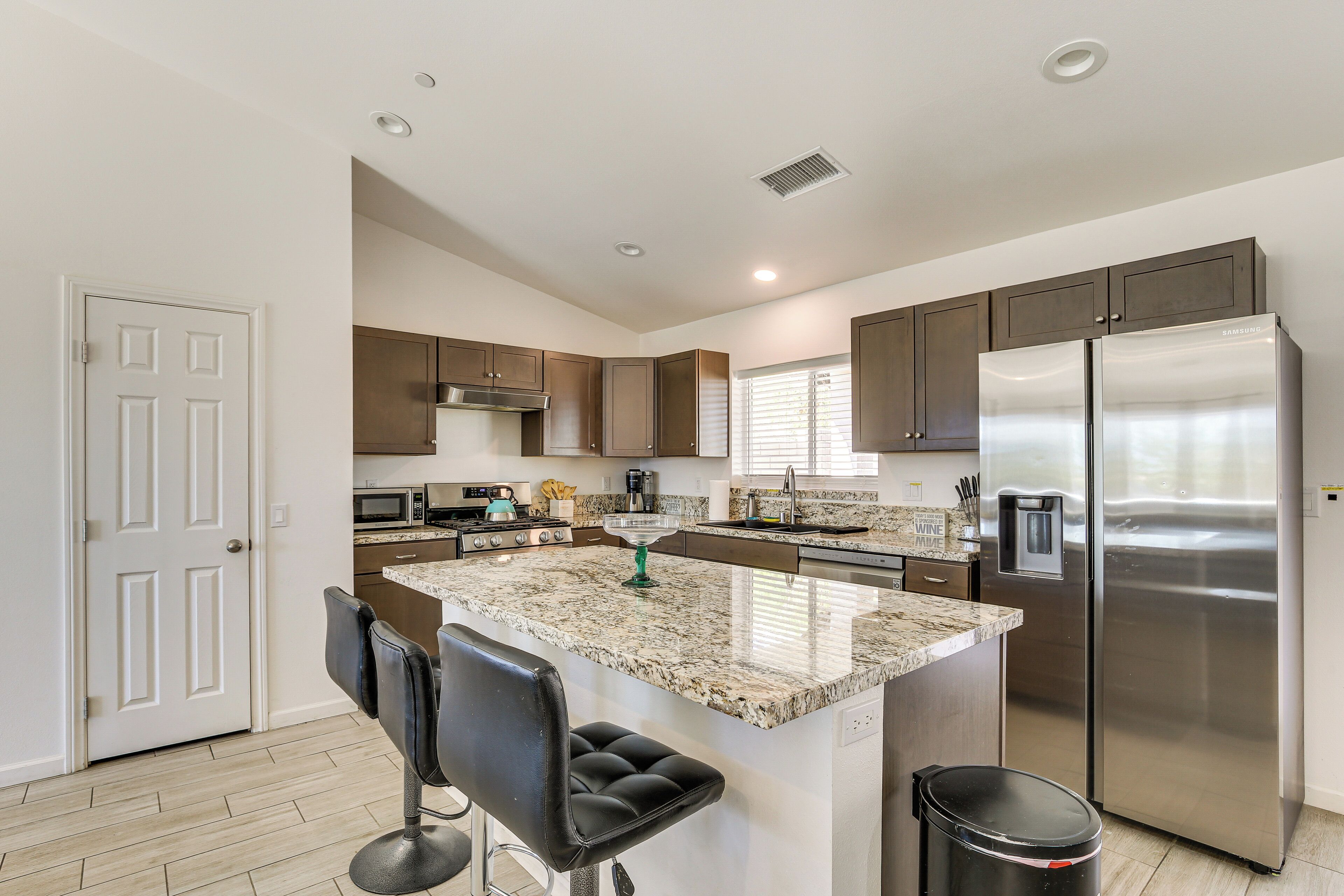 Kjøleskap, mikrobølgeovn, kokeplater og oppvaskmaskin