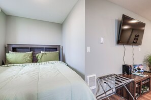 Desk, internet, bed sheets - 4 Blocks to Riverwalk: Updated Astoria Studio (Astoria)