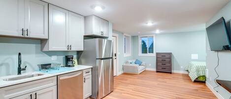 Fridge, microwave, stovetop, dishwasher