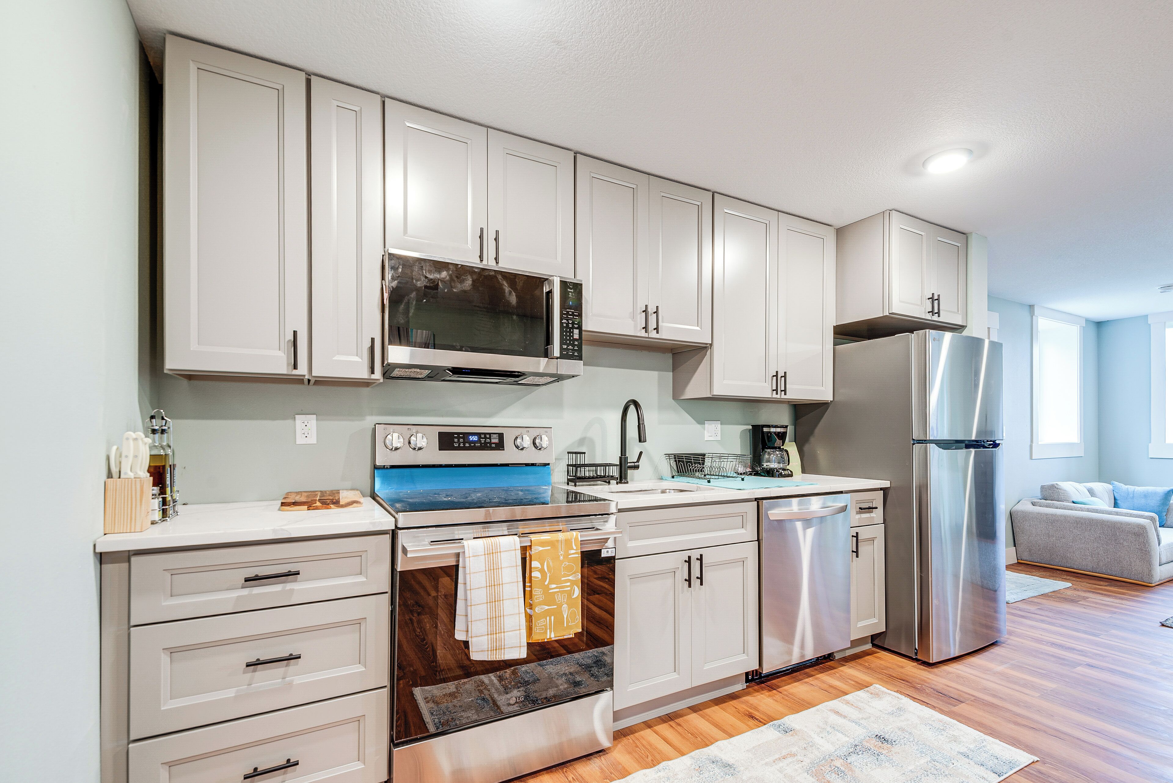 Fridge, microwave, stovetop, dishwasher