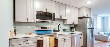 Kylskåp, mikrovågsugn, spishäll och diskmaskin