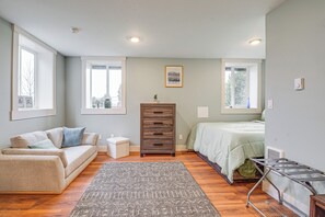 Una scrivania, accesso a Internet, lenzuola