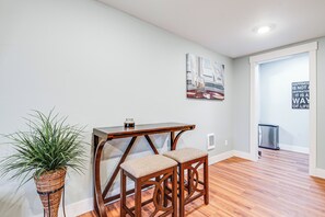 Interior - 4 Blocks to Riverwalk: Updated Astoria Studio (Astoria)