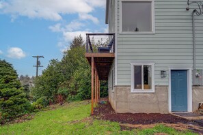 Exterior detail - 4 Blocks to Riverwalk: Updated Astoria Studio (Astoria)