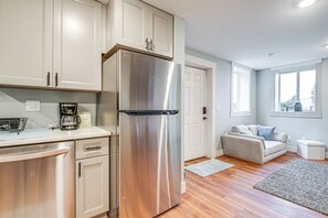 Interior - 4 Blocks to Riverwalk: Updated Astoria Studio (Astoria)