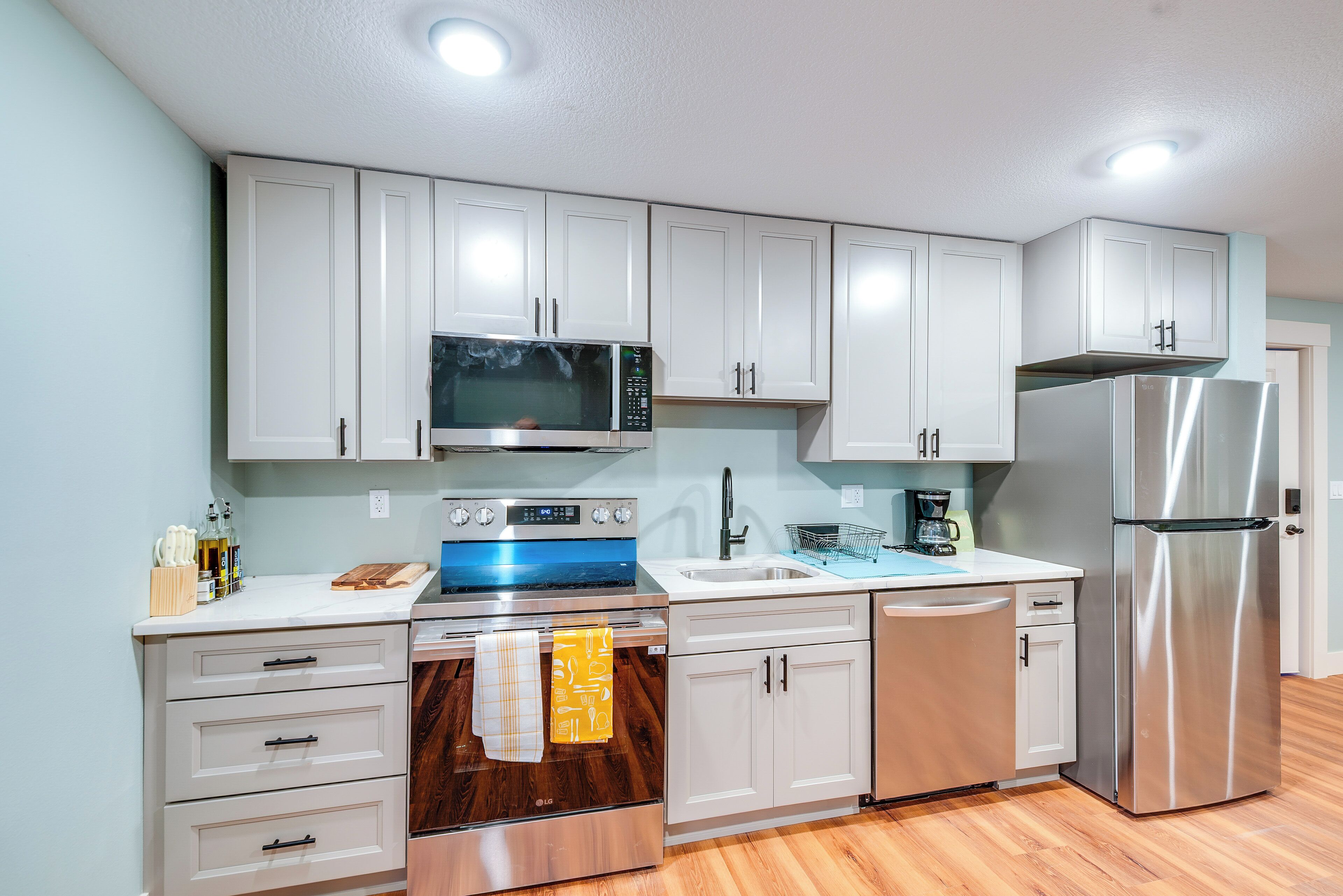 Fridge, microwave, stovetop, dishwasher