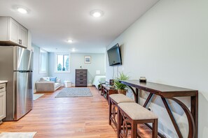 Interior - 4 Blocks to Riverwalk: Updated Astoria Studio (Astoria)