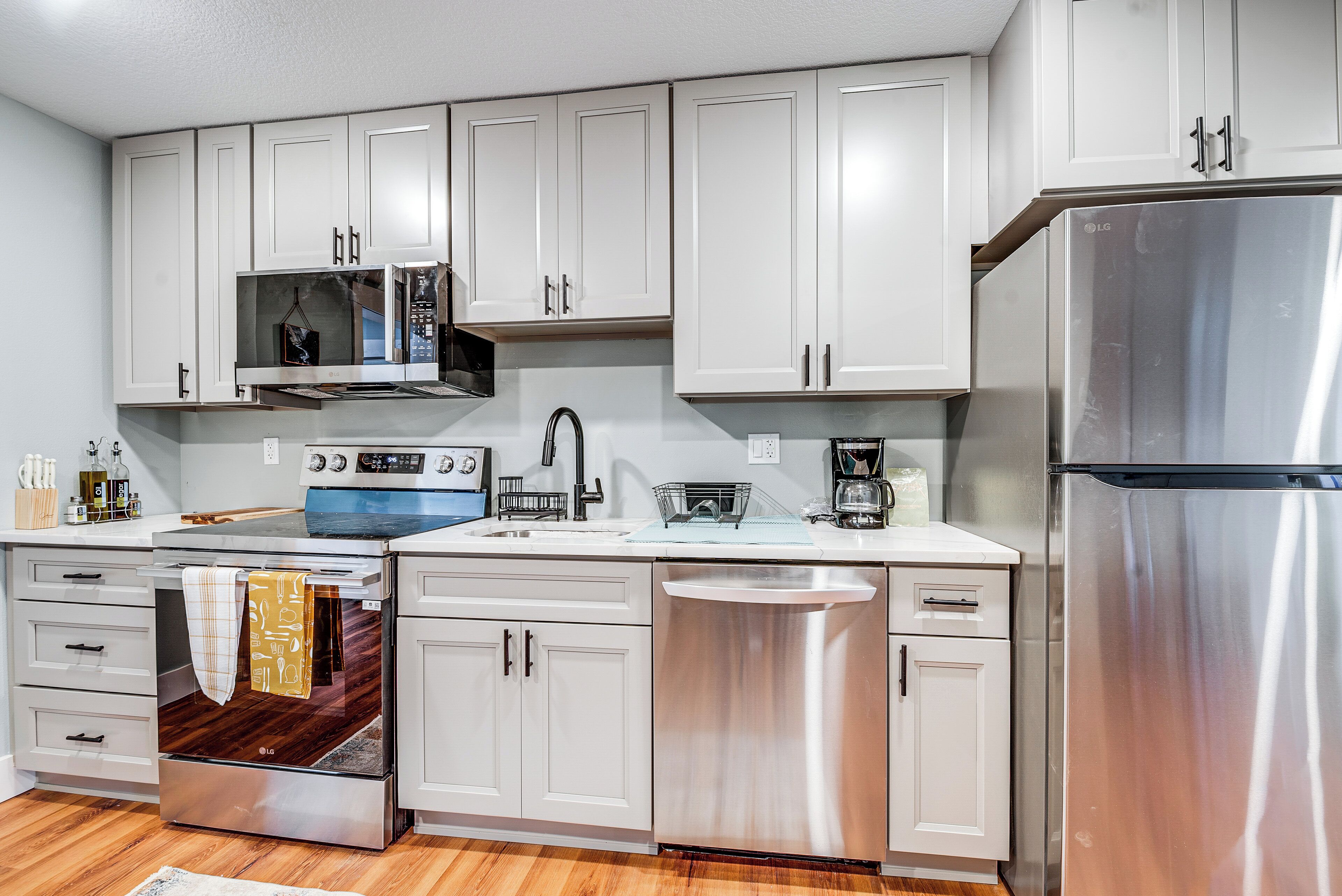 Frigorifero, microonde, piano cottura, lavastoviglie