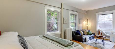 Bureau, fer et planche Ă repasser, accĂšs Ă Internet, literie fournie