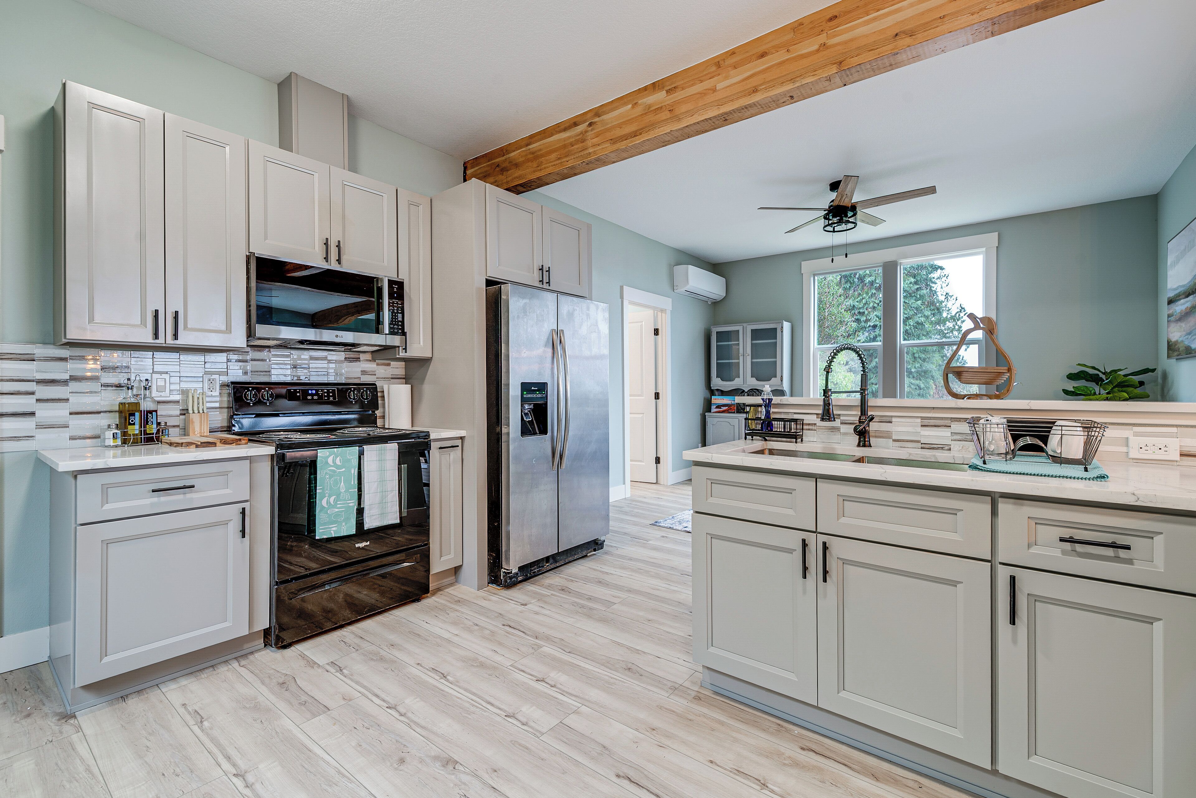 Køleskab, mikrobølgeovn, kogeplade, opvaskemaskine